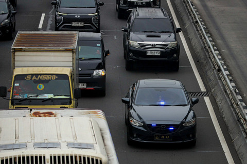 Kendaraan berotator melintasi Tol Dalam Kota di kawasan Gatot Subroto, Jakarta, Jumat (19/9/2025). Foto: Iqbal Firdaus/kumparan