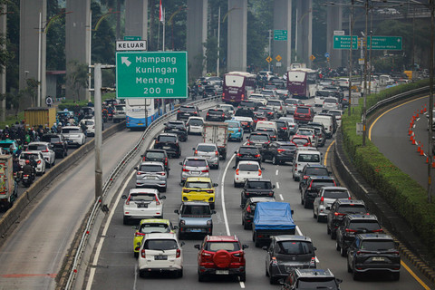 Kendaraan berotator melintasi Tol Dalam Kota di kawasan Gatot Subroto, Jakarta, Jumat (19/9/2025). Foto: Iqbal Firdaus/kumparan