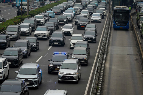 Kendaraan berotator melintasi Tol Dalam Kota di kawasan Gatot Subroto, Jakarta, Jumat (19/9/2025). Foto: Iqbal Firdaus/kumparan