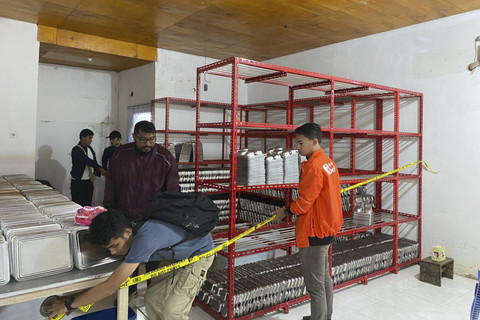 Polres Banggai Kepulauan saat memasang police line di tempat SPPG atau rumah produksi makanan, Kamis (19/9/2025). Foto: Dok. Polres Banggai Kepulauan