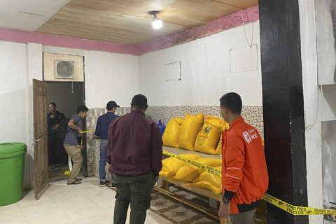 Polres Banggai Kepulauan saat memasang police line di tempat SPPG atau rumah produksi makanan, Kamis (19/9/2025). Foto: Polres Banggai Kepulauan