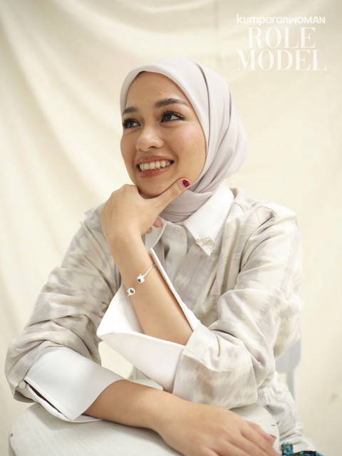 Rizki Triana untuk Role Model kumparanWOMAN. Foto: Norman Fideli, Fashion Editor: Anantama Putra, Makeup: Linda Kusumadewi, Andreano Kusuma, Hairdo: Yuniarti Ningih, Wardrobe: Amanda Hartanto Batik & OE, Perhiasan: Samuel Wattimena x The Palace, Tulola.