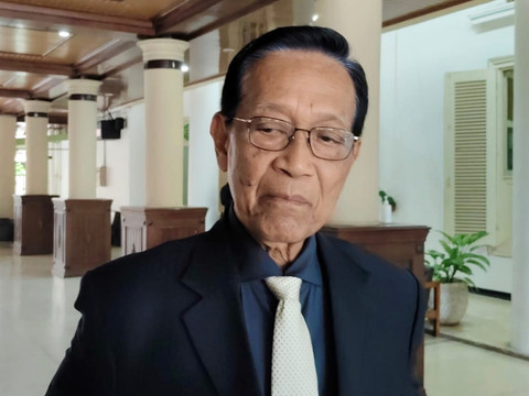 Gubernur DIY Sri Sultan Hamengku Buwono X memberi tanggapan saat ditemui di Kantor DPRD DIY, Jumat (19/9/2025). Foto: Arfiansyah Panji Purnandaru/kumparan