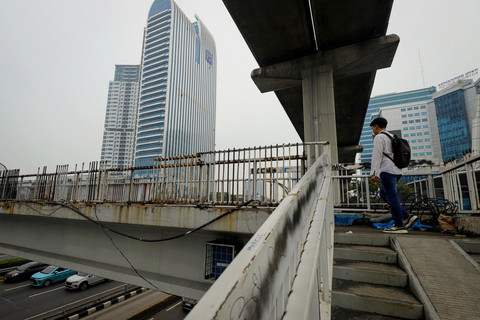 Kondisi Jembatan Penyeberangan Orang (JPO) yang tak terawat di Jalan Gatot Subroto, Jakarta, Jumat (19/9/2025). Foto: Iqbal Firdaus/kumparan
