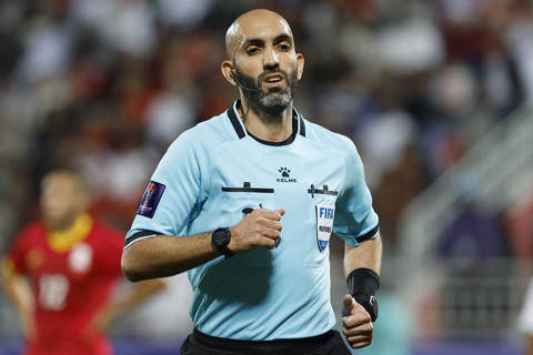 Wasit asal Kuwait Ahmad Al-Ali. Foto: Karim Jaafar/AFP