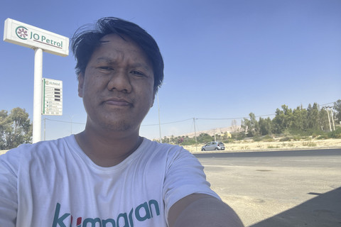 Jurnalis kumparan, Rizki Baiquni berswafoto saat melakukan peliputan di area sekitar King Husein Bridge, selangkah lagi sampai ke Tepi Barat Palestina. Foto: Rizki Baiquni Pratama/kumparan