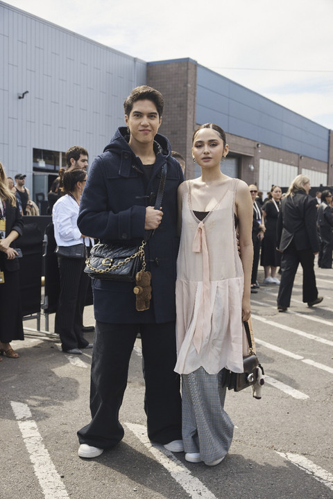 Syifa Hadju dan El Rumi menghadiri peragaan busana Coach Spring 2026 di New York Fashion Week, Selasa (15/9/2025). Foto: Coach