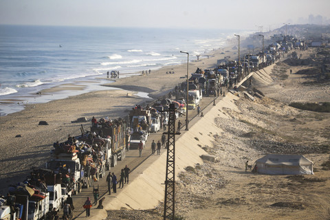 Pengungsi Palestina yang terpaksa mengungsi membawa barang-barang mereka ke arah selatan di sepanjang jalan di kawasan kamp pengungsi Nuseirat di Jalur Gaza tengah, Kamis (18/9/2025). Foto: EYAD BABA/AFP
