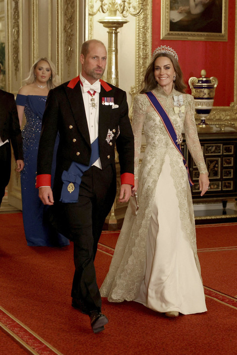 Tampilan Kate Middleton saat jamuan kenegaraan pada Rabu (17/9) di Windsor Castle. Foto: PHIL NOBLE/Pool/AFP