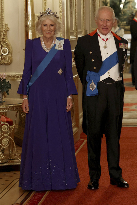 Tampilan Ratu Camilla saat jamuan kenegaraan pada Rabu (17/9) di Windsor Castle. Foto: PHIL NOBLE/Pool/AFP