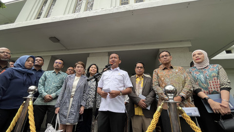 Menteri ESDM Bahlil Lahadalia memberi tanggapan saat konferensi pers di kantor Kementerian ESDM, Jumat (19/9/2025). Foto: Fariza Rizky Ananda/kumparan