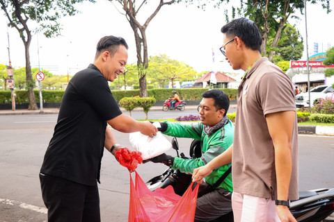 Cara Hotel di Surabaya Rayakan Hari Jadi, Berbagi Nasi Kotak ke Driver Ojol