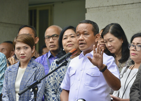 Menteri ESDM Bahlil Lahadalia menyampaikan keterangan pers bersama Shell, VIVO, dan BP-AKR, soal masih kosongnya stok SPBU swasta di Kementerian ESDM, Jumat (19/9/2025). Foto: Dok. Kementerian ESDM