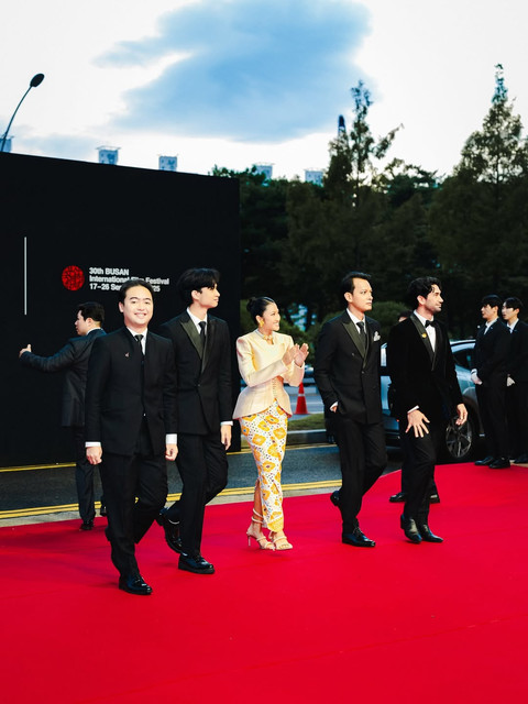 Tampilan Selebriti Tanah Air di Busan International Film Festival 2025. Foto: Instagram @iamdevano