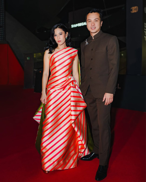 Gaya Dian Sastrowardoyo dan Nicholas Saputra di Busan International Film Festival 2025. Foto: Instagram @therealdisastr