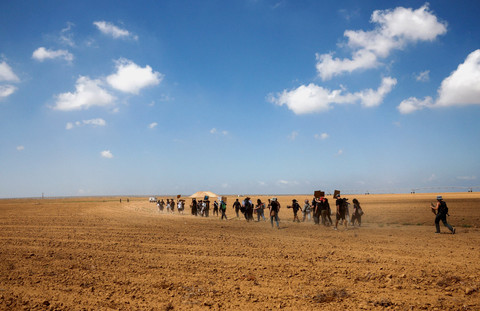 Orang-orang menghadiri protes yang menuntut diakhirinya konflik di Gaza antara Israel dan Hamas, di perbatasan Israel-Gaza, dilihat dari sisi Israel, Jumat (19/9/2025). Foto: Ammar Awad/Reuters