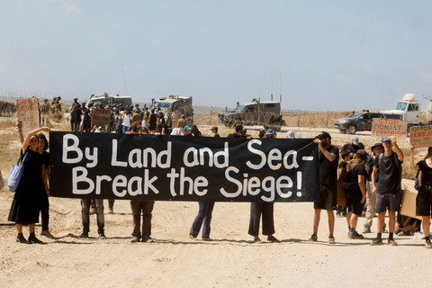 Orang-orang menghadiri protes yang menuntut diakhirinya konflik di Gaza antara Israel dan Hamas, di perbatasan Israel-Gaza, dilihat dari sisi Israel, Jumat (19/9/2025). Foto: Ammar Awad/Reuters