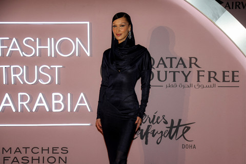 Model AS Bella Hadid tiba untuk menghadiri Fashion Trust Arabia Awards di museum nasional Qatar di Doha pada 26 Oktober 2022. Foto: Karim Jaafar/AFP