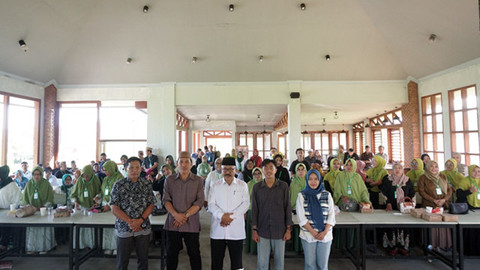 Foto bersama peserta dan pemateri