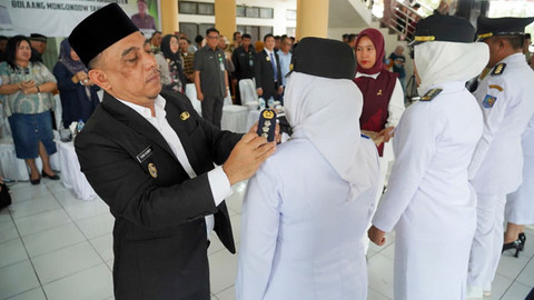 Bupati Bolaang Mongondow (Bolmong), Yusra Alhabsyi, menyematkan tanda pangkat untuk Camat yang baru saja dilantik.