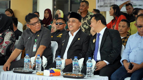 Bupati Bolmong, Yusra Alhabsyi (tengah), Wakil Bupati Bolmong, Dony Lumenta (kanan), dan Sekretaris Daerah, Abdullah Mokoginta (kiri), pada acara pelantikan pejabat di lingkungan Pemkab Bolmong.