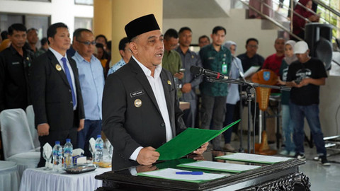Bupati Bolaang Mongondow, Yusra Alhabsyi, saat memimpin pelantikan 49 pejabat di lingkungan Pemkab.