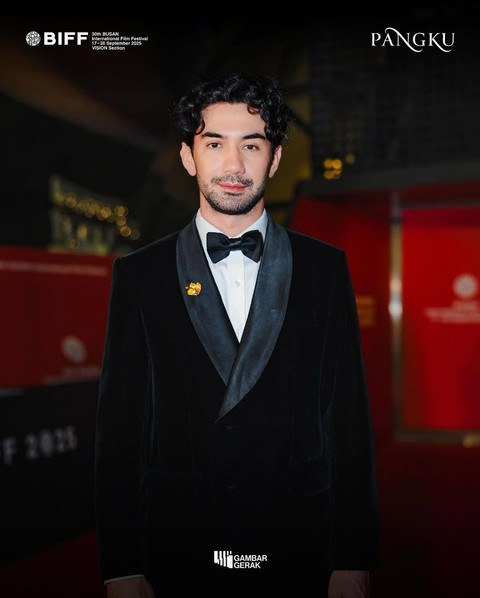 Gaya Reza Rahadian di Busan International Film Festival 2025. Foto: Instagram @officialpilarez