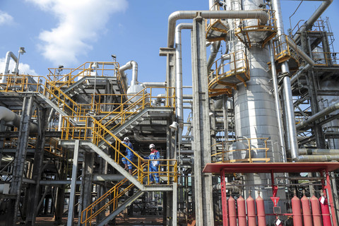 Pekerja memeriksa operasional Kilang Ekstraksi LPG Prabumulih milik PT Perta-Samtan Gas (PSGAS) di Prabumulih, Sumatera Selatan. Foto: Syawal Febrian Darisman/kumparan