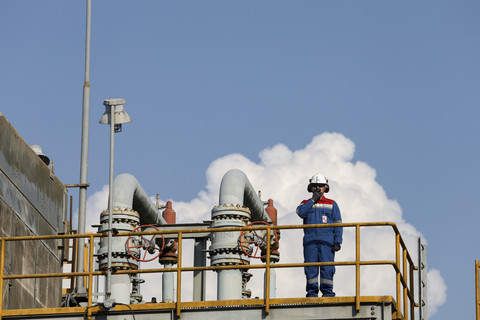 Pekerja memeriksa operasional Kilang Ekstraksi LPG Prabumulih milik PT Perta-Samtan Gas (PSGAS) di Prabumulih, Sumatera Selatan. Foto: Syawal Febrian Darisman/kumparan