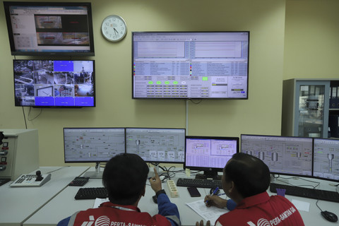 Pekerja memeriksa operasional Kilang Ekstraksi LPG Prabumulih milik PT Perta-Samtan Gas (PSGAS) melalui CCTV dan komputer di Prabumulih, Sumatera Selatan. Foto: Syawal Febrian Darisman/kumparan