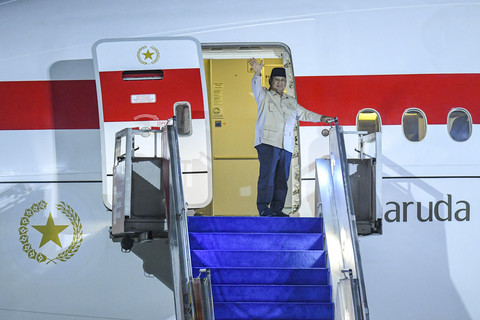 Presiden Prabowo Subianto melambaikan tangan dari atas Pesawat Kepresidenan sebelum bertolak di Bandara Halim Perdanakusuma, Jakarta, Jumat (19/9/2025). Foto: Muhammad Adimaja/ANTARA FOTO