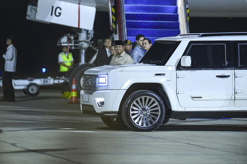 Presiden Prabowo Subianto turun dari mobil Maung menuju Pesawat Kepresidenan di Bandara Halim Perdanakusuma, Jakarta, Jumat (19/9/2025). Foto: Muhammad Adimaja/ANTARA FOTO