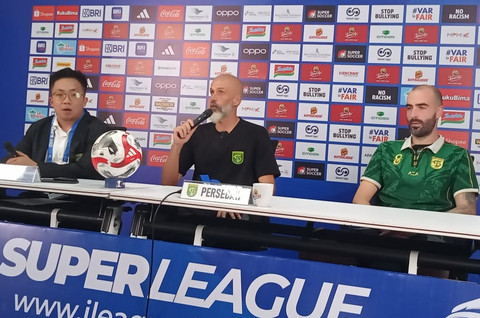 Pelatih Persebaya Eduardo Perez (tengah). Foto: Masruroh/Basra