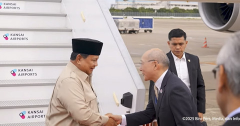 Presiden Prabowo Subianto tiba saat melakukan kunjungan kenegaraan di Bandara Kansai, Osaka, Jepang, Sabtu (20/9/2025). Foto: Youtube/Sekretariat Presiden