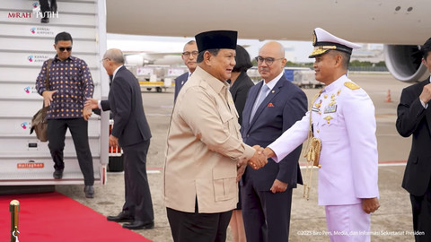 Presiden Prabowo Subianto tiba saat melakukan kunjungan kenegaraan di Bandara Kansai, Osaka, Jepang, Sabtu (20/9/2025). Foto: Youtube/Sekretariat Presiden