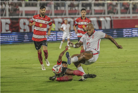 Pesepak bola Malut United David Da Silva (kanan) menendang bola dihadang pesepak bola Madura United Tri Setiawan (kiri) pada pertandingan BRI Super League 2025-2026 di Stadion Gelora Kie Raha Ternate, Maluku Utara, Jumat (19/9/2025). Foto: Andri Saputra/ANTARA FOTO