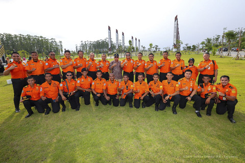 Kepala Otorita IKN, Dr. (H.C.) Ir. H. M. Basuki Hadimuljono, M.Sc., Ph.D., berfoto bersama di Taman Bhineka Tunggal Ika bersama Kepala Badan Nasional Pencarian dan Pertolongan (BASARNAS) beserta rombongan. Foto: Dok. OIKN