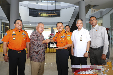 Pemberian cinderamata dari Kepala Otorita IKN kepada Kepala BASARNAS dalam rangka kunjungan kerja ke IKN pada Jumat (19/09/2025). Foto: Dok. OIKN