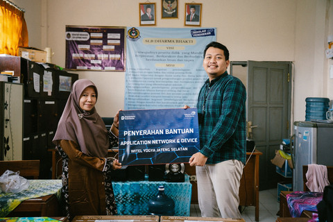 Penyerahan Bantuan Application Network & Device dari Witel Yogya Jateng Selatan kepada Sekolah Luar Biasa (SLB). Foto: Telkom