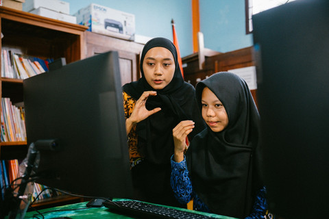 Siswa dan Guru sedang menggunakan Application, Network, Device (AND). Foto: Telkom