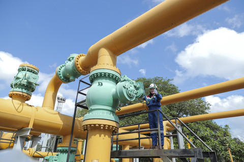 Pekerja melakukan pengecekan rutin pipa gas di simpang Y milik PT Pertamina Gas Operation South Sumatera Area (OSSA), Ogan Ilir (OI), Sumatera Selatan, Jumat (19/9/2025). Foto: Syawal Febrian Darisman/kumparan