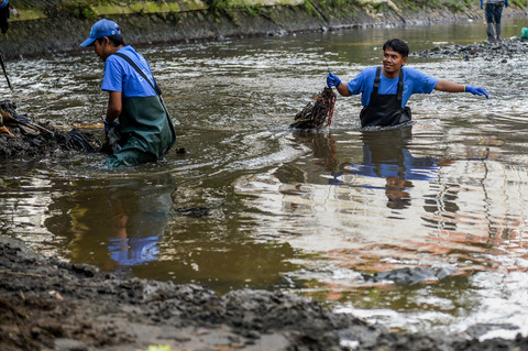 Relawan lingkungan menyisir Sungai Cikapundung untuk mencari sampah dalam peringatan World Cleanup Day di Bandung, Jawa Barat, Sabtu (20/9/2025). Foto: Raisan Al Farisi/ANTARA FOTO
