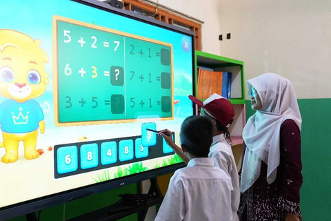 Papan interaktif (Interactive Flat Panel) yang digunakan di kelas.  Foto: Dok. Kemendikdasmen
