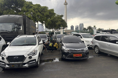 Lalu lintas di sekitar Monas saat ada pameran alutsista TNI, Sabtu (20/9/2025). Foto: Abid Raihan/kumparan