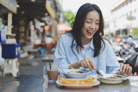Ilustrasi perempuan lajang bahagia. Foto: Shutterstock