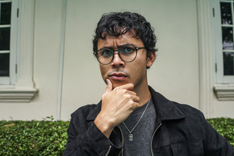 Pemeran film Si Paling Aktor Jourdy Pranata berpose saat berkunjung ke kumparan di Pasar Minggu, Jakarta, Jumat (19/9/2025). Foto: Darryl Ramadhan/kumparan