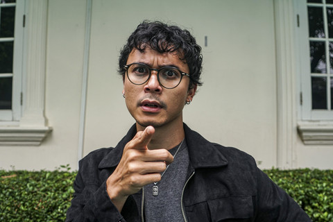 Pemeran film Si Paling Aktor Jourdy Pranata berpose saat berkunjung ke kumparan di Pasar Minggu, Jakarta, Jumat (19/9/2025). Foto: Darryl Ramadhan/kumparan