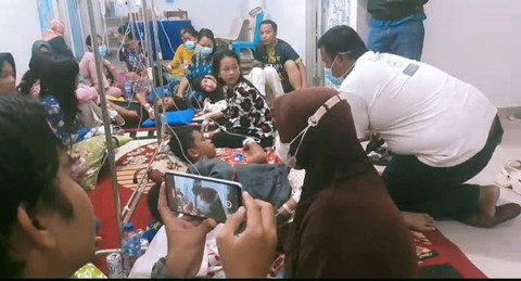 Suasana para siswa yang keracunan makan bergizi gratis saat berada di Puskemas. Foto : Istimewa