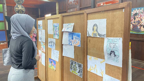 Salah satu pengunjung tampak melihat karya-karya yang ditampilkan. Foto: Alycia Tracy Nabila/Hi!Pontianak