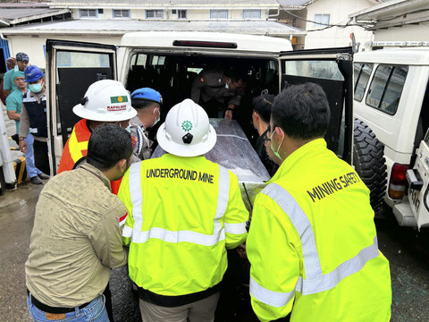 Tim penyelamat bersama keluarga dan pihak terkait mengantarkan jenazah menuju ke rumah duka. Foto: Dok. Freeport Indonesia 